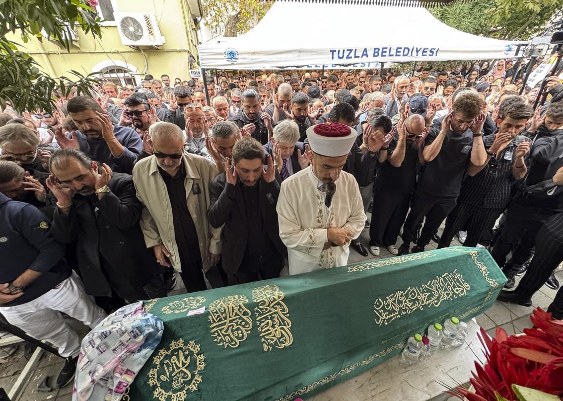 Şarkıcı Güllüye son veda... Cenazede gözyaşları sel oldu