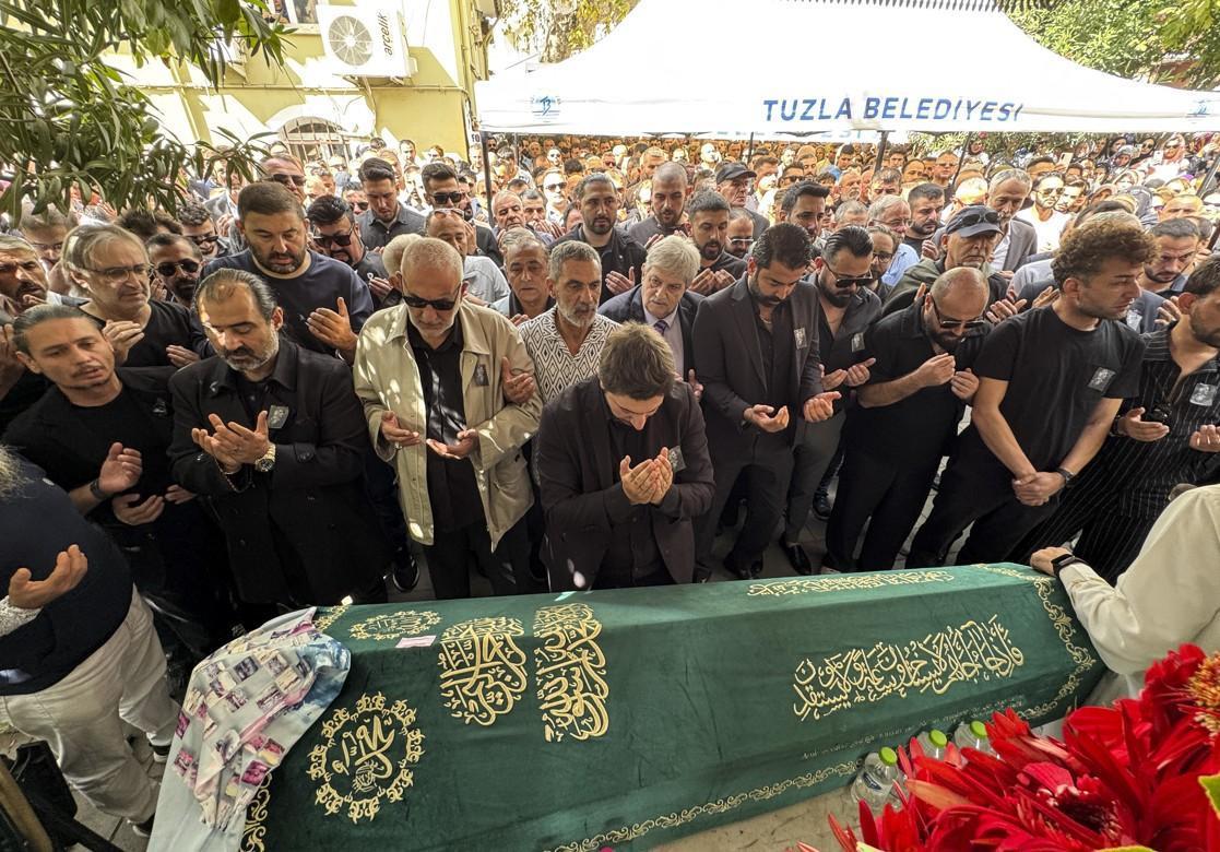 Şarkıcı Güllüye son veda... Cenazede gözyaşları sel oldu