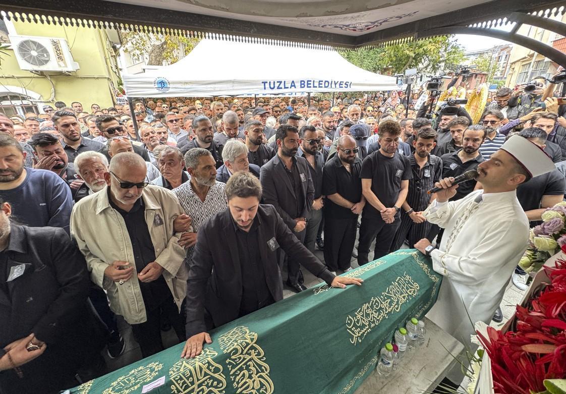 Şarkıcı Güllüye son veda... Cenazede gözyaşları sel oldu