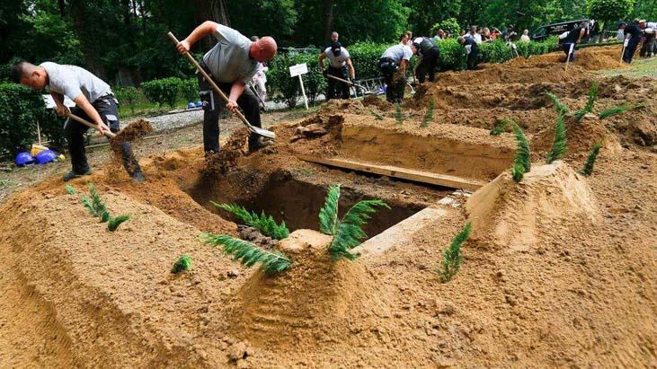 Bir mezar kazmak ne kadar sürer? Macaristan'dan şok edecek çılgın yarışma