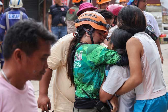 Filipinlerde 6.9 büyüklüğünde deprem Can kaybı artıyor, yanardağ patladı Filipinlerde 6.9 büyüklüğünde deprem Can kaybı artıyor, yanardağ patladı