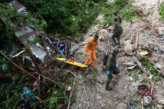 Filipinlerde 6.9 büyüklüğünde deprem Can kaybı artıyor, yanardağ patladı Filipinlerde 6.9 büyüklüğünde deprem Can kaybı artıyor, yanardağ patladı
