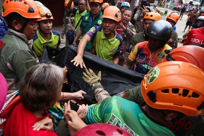 Filipinlerde 6.9 büyüklüğünde deprem Can kaybı artıyor, yanardağ patladı Filipinlerde 6.9 büyüklüğünde deprem Can kaybı artıyor, yanardağ patladı