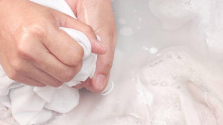 Kimya mucizesi değil, buzdolabı poşeti Yapıştırıcı lekesi tek hamlede çıkıyor Kimya mucizesi değil, buzdolabı poşeti Yapıştırıcı lekesi tek hamlede çıkıyor
