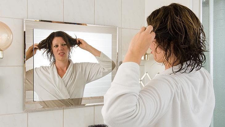 Yağlı saçlar kabusunuz olmasın Çözümü bu kadar basitmiş, suyla karıştırın Yağlı saçlar kabusunuz olmasın Çözümü bu kadar basitmiş, suyla karıştırın