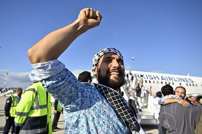 İsrailin alıkoyduğu aktivistleri Türkiyeye getiren uçak İstanbula ulaştı İşte o görüntüler