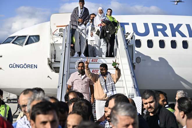 İsrailin alıkoyduğu aktivistleri Türkiyeye getiren uçak İstanbula ulaştı İşte o görüntüler