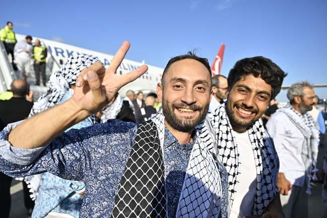 İsrailin alıkoyduğu aktivistleri Türkiyeye getiren uçak İstanbula ulaştı İşte o görüntüler