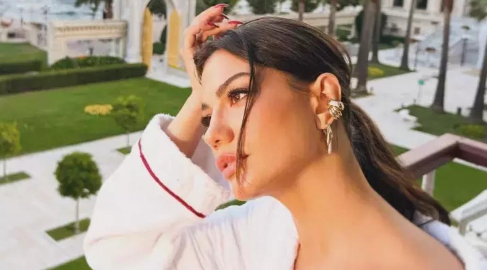 Demet Özdemir’den ayna karşısında poz