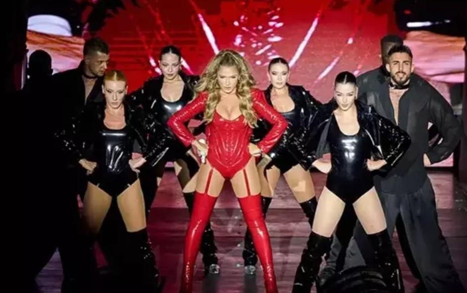 Hadiseyi görenler şaştı kaldı Konser kombini dikkat çekti