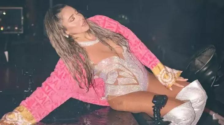Hadiseyi görenler şaştı kaldı Konser kombini dikkat çekti