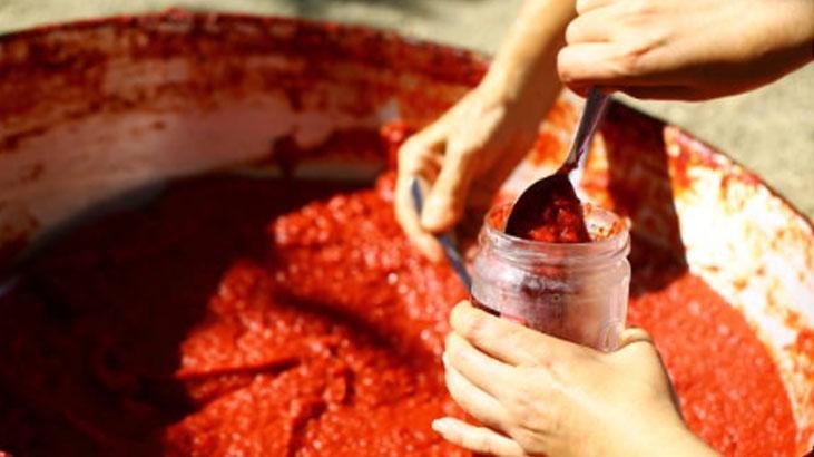 Dibini sıyırdıkça lezzeti katlanıyor Ustaların salça tüyosu, böyle karıştırmak şartmış