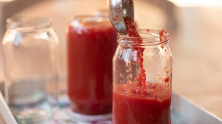 Dibini sıyırdıkça lezzeti katlanıyor Ustaların salça tüyosu, böyle karıştırmak şartmış