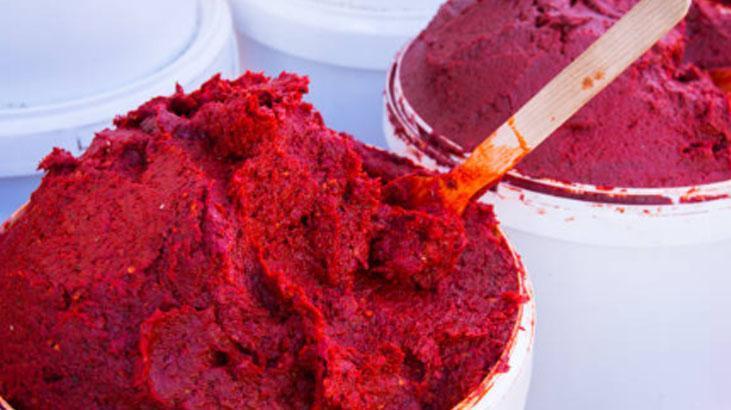 Dibini sıyırdıkça lezzeti katlanıyor Ustaların salça tüyosu, böyle karıştırmak şartmış