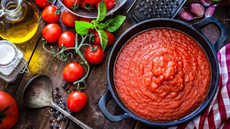 Dibini sıyırdıkça lezzeti katlanıyor Ustaların salça tüyosu, böyle karıştırmak şartmış