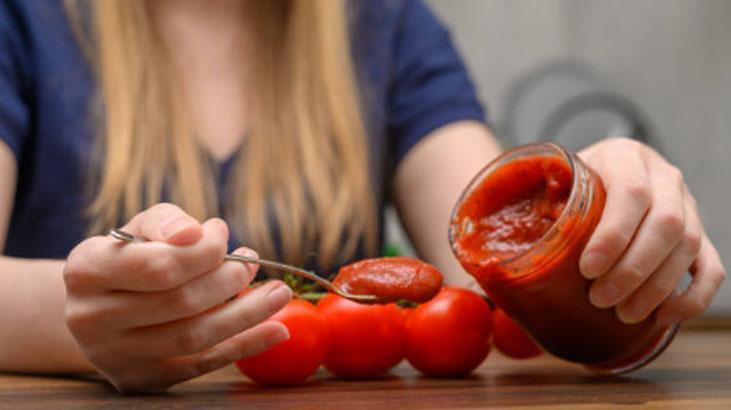 Dibini sıyırdıkça lezzeti katlanıyor Ustaların salça tüyosu, böyle karıştırmak şartmış