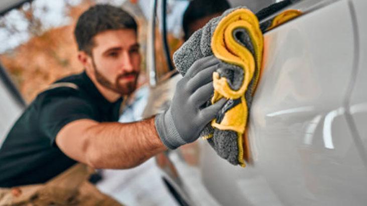 Güneşte solan araba yüzeyini bir çırpıda parlatıyor Sanayiye götürmeyin, kil mucizesi