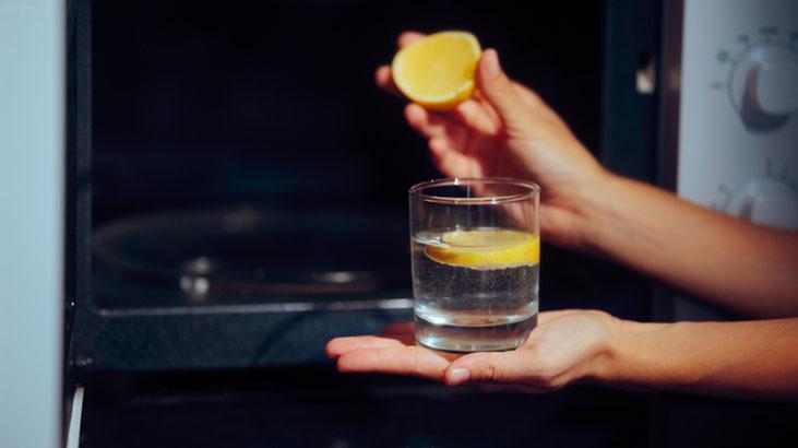 Katran bağlamış fırını tertemiz yapıyor Yarım limonla ilk günkü gibi, 10 dakikada pırıl pırıl Katran bağlamış fırını tertemiz yapıyor Yarım limonla ilk günkü gibi, 10 dakikada pırıl pırıl