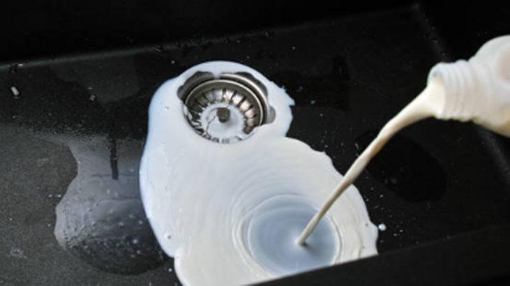 Farkında olmadan yapılıyor, gidere süt döken yandı Meğer boruları mahvediyormuş Farkında olmadan yapılıyor, gidere süt döken yandı Meğer boruları mahvediyormuş