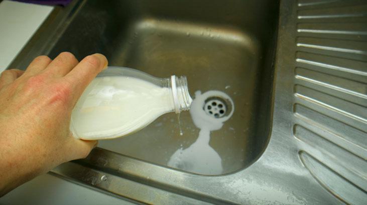 Farkında olmadan yapılıyor, gidere süt döken yandı Meğer boruları mahvediyormuş Farkında olmadan yapılıyor, gidere süt döken yandı Meğer boruları mahvediyormuş