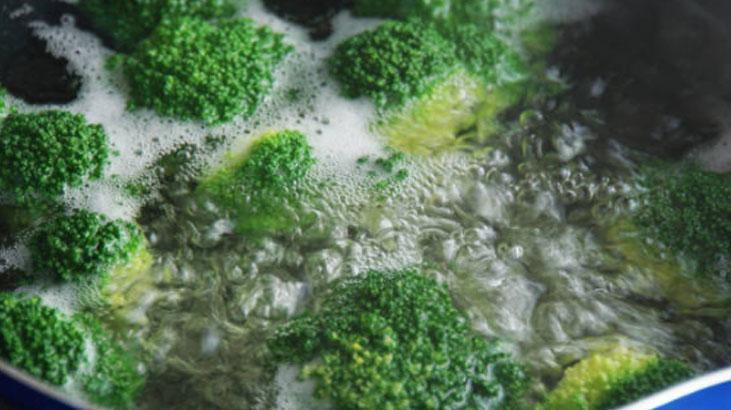 Pişerken yayılan brokoli kokusuna son Tadı değişmiyor, gereken şey 1 dilim ekmek