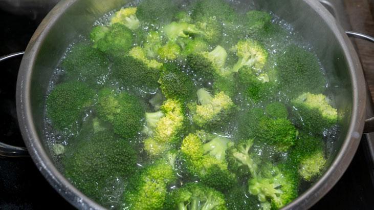 Pişerken yayılan brokoli kokusuna son Tadı değişmiyor, gereken şey 1 dilim ekmek