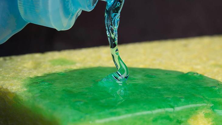 Markettekinden hiçbir farkı yok Bulaşıkları cam gibi parlatıyor, birkaç damla yeterli Markettekinden hiçbir farkı yok Bulaşıkları cam gibi parlatıyor, birkaç damla yeterli