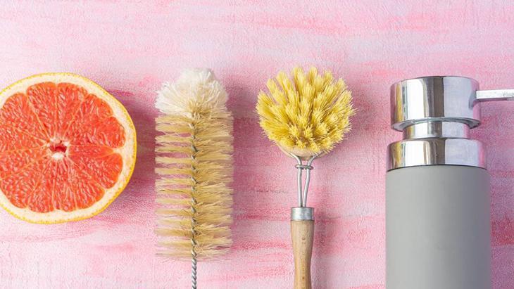 Markettekinden hiçbir farkı yok Bulaşıkları cam gibi parlatıyor, birkaç damla yeterli Markettekinden hiçbir farkı yok Bulaşıkları cam gibi parlatıyor, birkaç damla yeterli