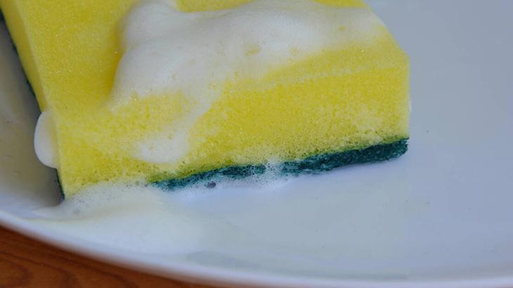 Markettekinden hiçbir farkı yok Bulaşıkları cam gibi parlatıyor, birkaç damla yeterli Markettekinden hiçbir farkı yok Bulaşıkları cam gibi parlatıyor, birkaç damla yeterli