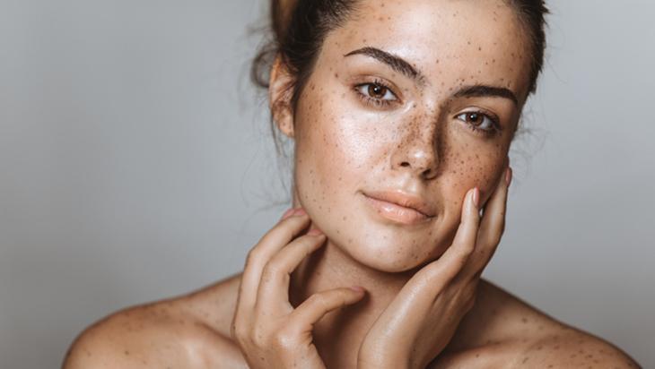 Görünmez tehdit cildi yaşlandırıyor Bu ürünler gün boyu koruma sağlıyor