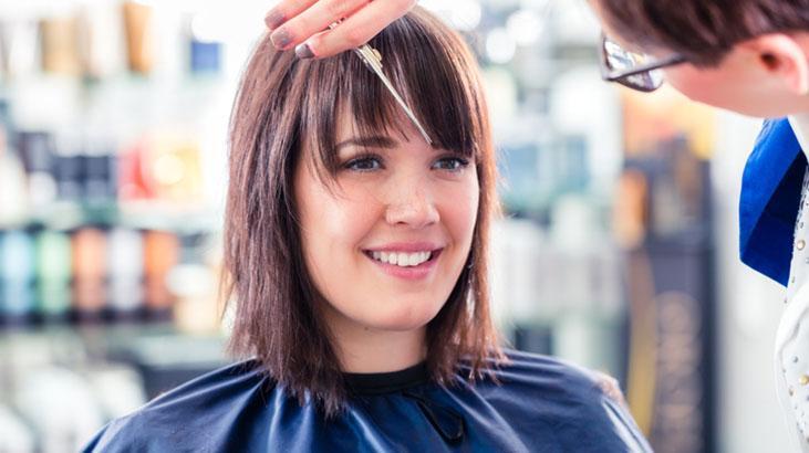 Şekillenmeyen perçemi tek hamlede kabartın Kuaförden çıkmış gibi, ıslatıp şekillendirin