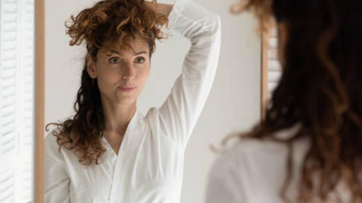 Şekillenmeyen perçemi tek hamlede kabartın Kuaförden çıkmış gibi, ıslatıp şekillendirin