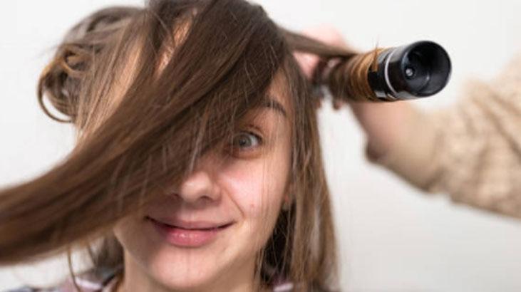 Şekillenmeyen perçemi tek hamlede kabartın Kuaförden çıkmış gibi, ıslatıp şekillendirin