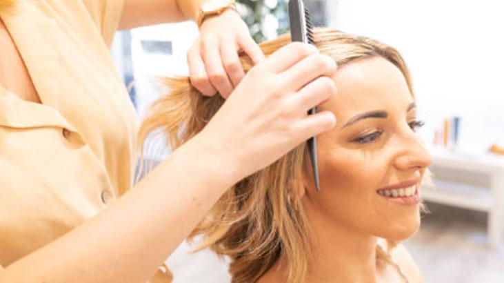 Şekillenmeyen perçemi tek hamlede kabartın Kuaförden çıkmış gibi, ıslatıp şekillendirin