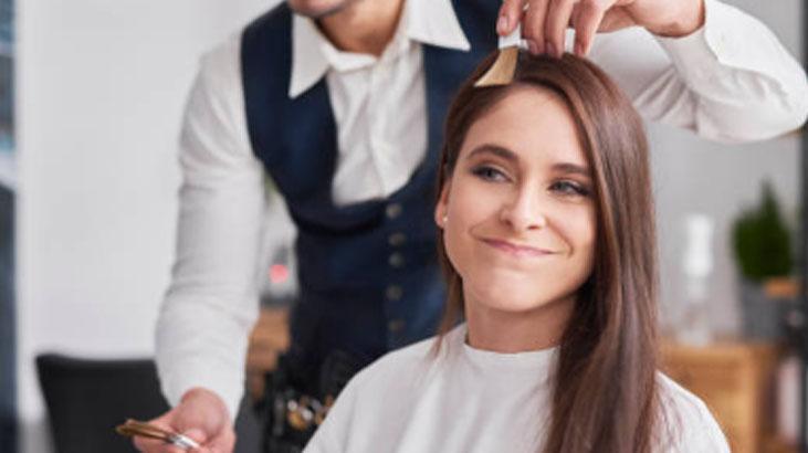 Şekillenmeyen perçemi tek hamlede kabartın Kuaförden çıkmış gibi, ıslatıp şekillendirin