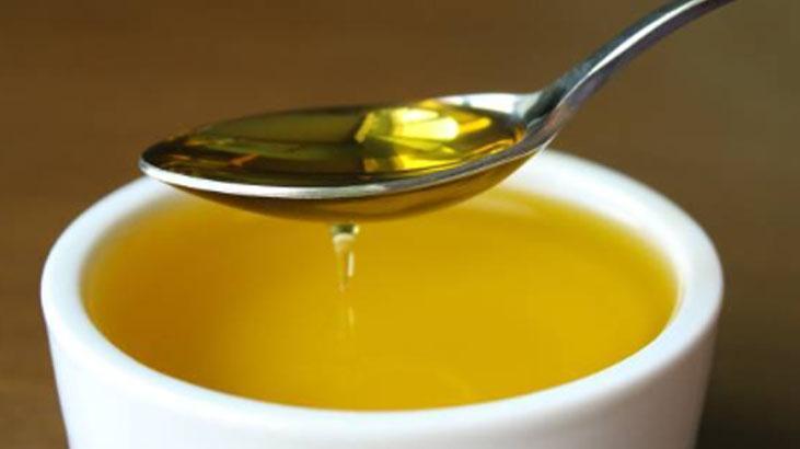 Bozuk zeytinyağı kendini böyle ele veriyor Mum gibiyse kaçın, tadı zehir oluyor Bozuk zeytinyağı kendini böyle ele veriyor Mum gibiyse kaçın, tadı zehir oluyor