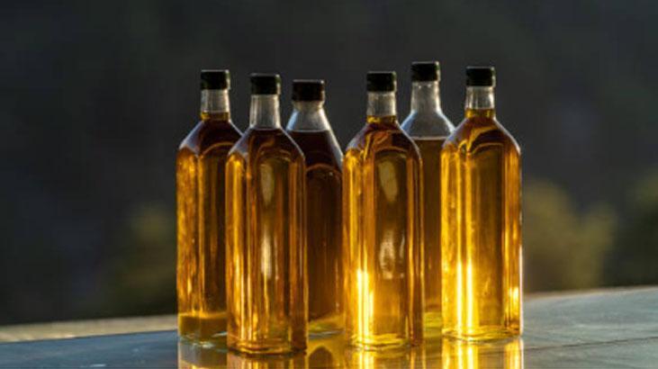 Bozuk zeytinyağı kendini böyle ele veriyor Mum gibiyse kaçın, tadı zehir oluyor Bozuk zeytinyağı kendini böyle ele veriyor Mum gibiyse kaçın, tadı zehir oluyor