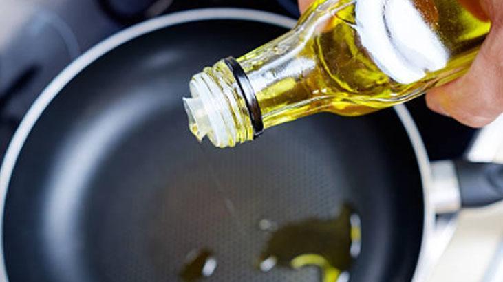 Bozuk zeytinyağı kendini böyle ele veriyor Mum gibiyse kaçın, tadı zehir oluyor Bozuk zeytinyağı kendini böyle ele veriyor Mum gibiyse kaçın, tadı zehir oluyor