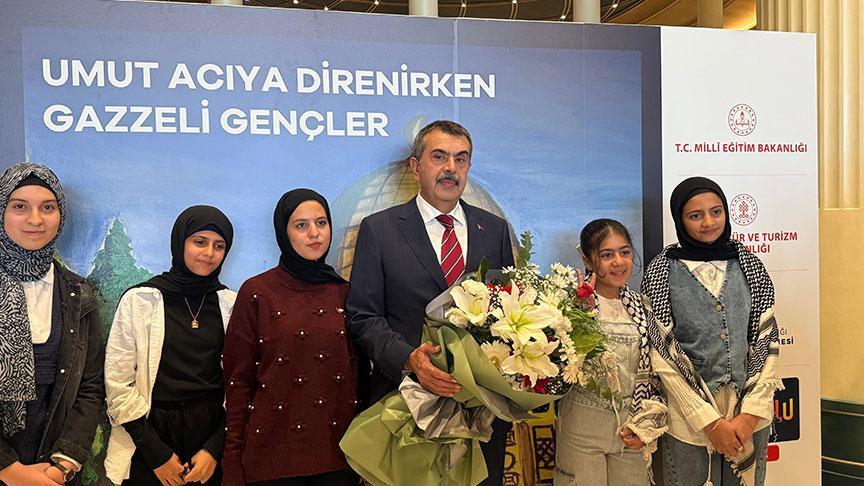 Milli Eğitim Bakanı Tekin, Filistinli öğrencilerin resim sergisini gezdi
