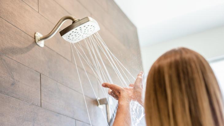 Etkileri de riskleri de fazla Sabah buz gibi suya girenler dikkat Etkileri de riskleri de fazla Sabah buz gibi suya girenler dikkat