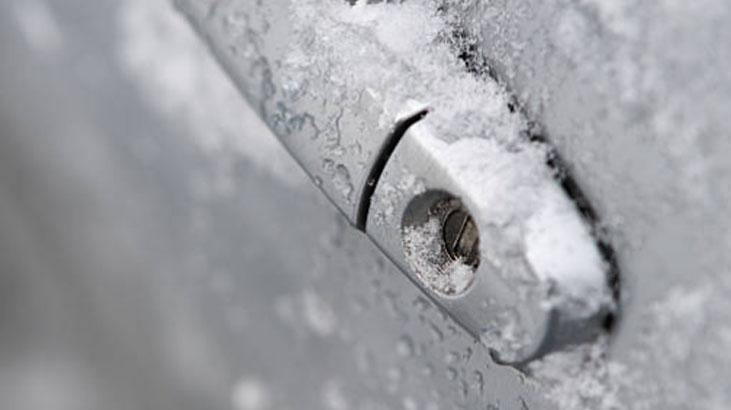 Soğukta donan kapı kilidi için muhteşem hile Vazelin bu işin sırrı, tık diye açılıyor