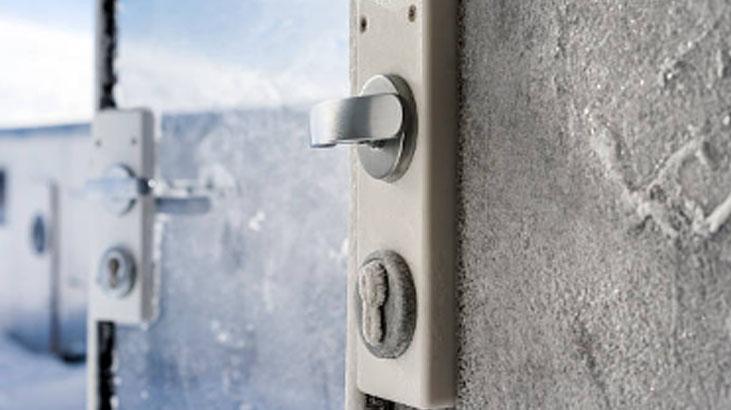 Soğukta donan kapı kilidi için muhteşem hile Vazelin bu işin sırrı, tık diye açılıyor