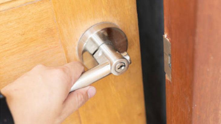 Soğukta donan kapı kilidi için muhteşem hile Vazelin bu işin sırrı, tık diye açılıyor