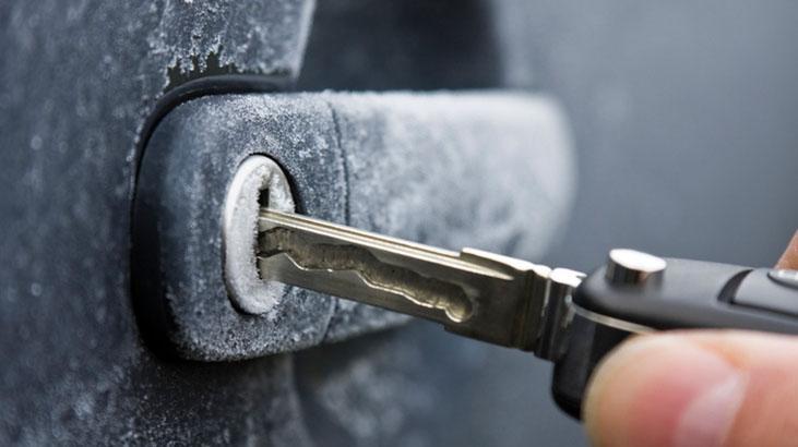 Soğukta donan kapı kilidi için muhteşem hile Vazelin bu işin sırrı, tık diye açılıyor