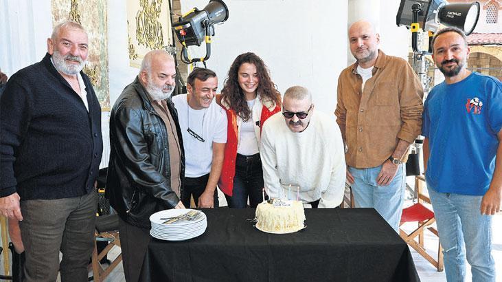 Yeni yaşını sette kutladı