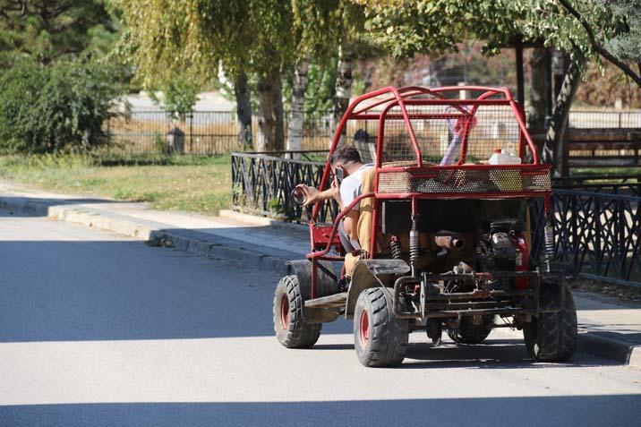 20 bin TL’ye hurda araç yaptı, 370 kilometreyi 5 litre benzinle gitti