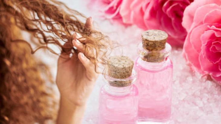 Saçları kabaran hemen uygulasın Gülü ve ‘C’yi sürüp, 2 kere yıkayın: Elektriği alıyor