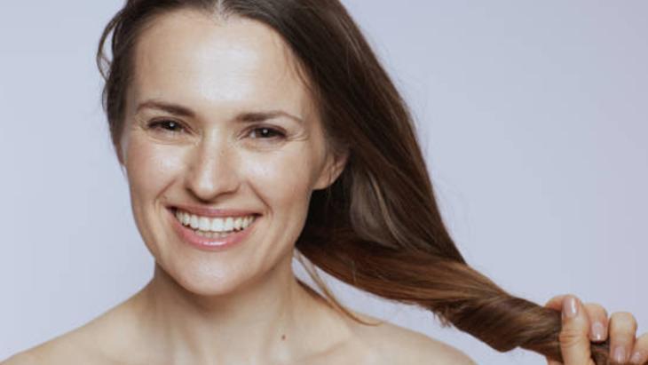 Saçları kabaran hemen uygulasın Gülü ve ‘C’yi sürüp, 2 kere yıkayın: Elektriği alıyor