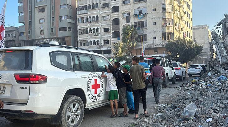 Hamas Gazzedeki İsrailli esirleri Kızılhaç heyetine teslim etti