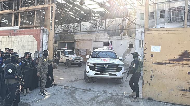 Hamas Gazzedeki İsrailli esirleri Kızılhaç heyetine teslim etti